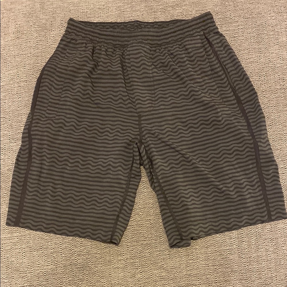 Men’s lululemon medium Gray Patterned Shorts